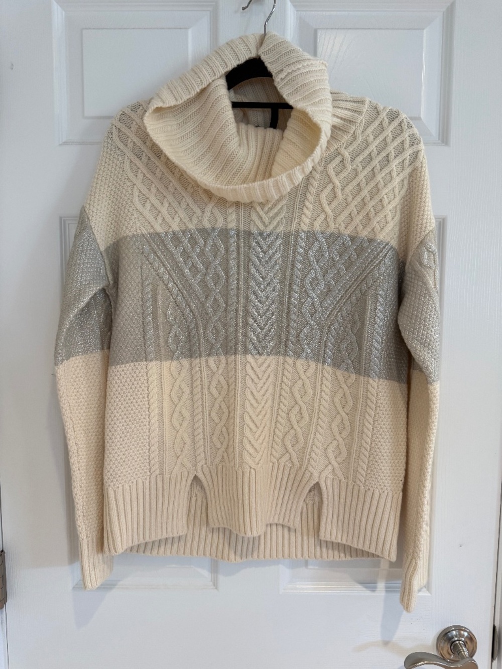 NWT BCBGMAXAZRIA Bowl Neck Cable Knit Silver Cream Colorblock Sweater Size M